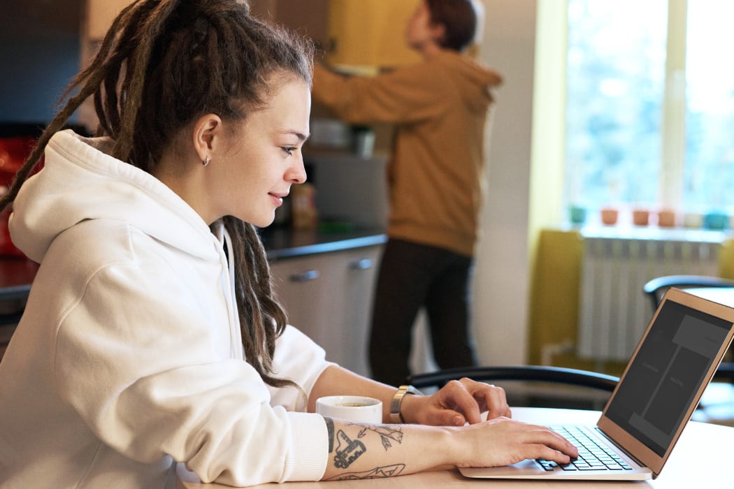 Girl playing Statecraft on a computer